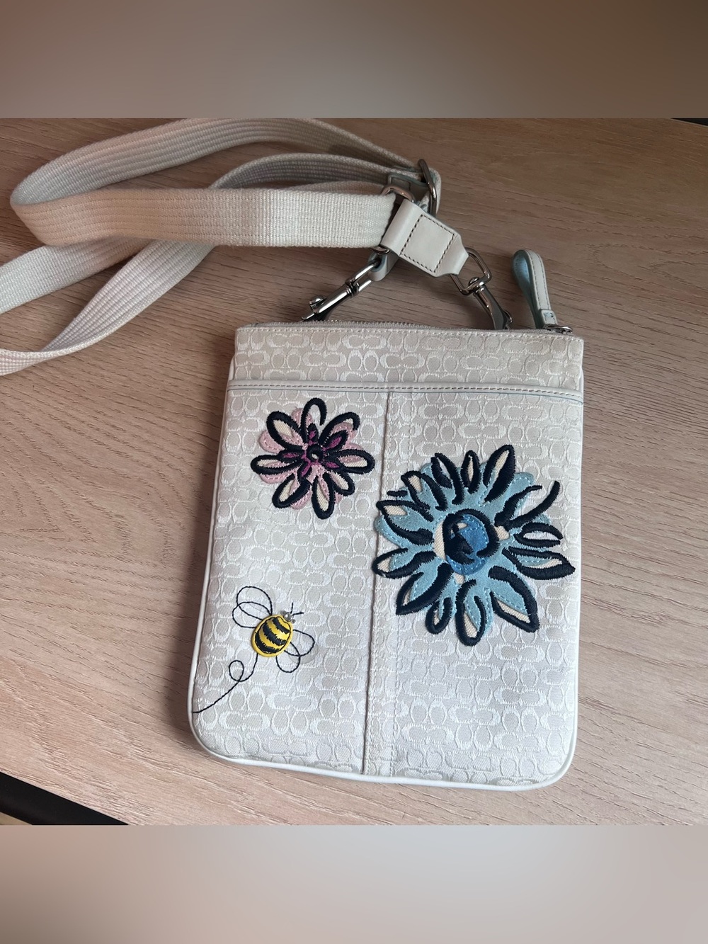 Vintage Coach Signature Swingpack Floral Applique Bee Crossbody Bag White